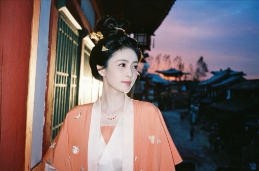 白鹿[超话]  “故事不会结束，爱也不会退场，慢慢来，我们的故事才刚刚开始”白鹿