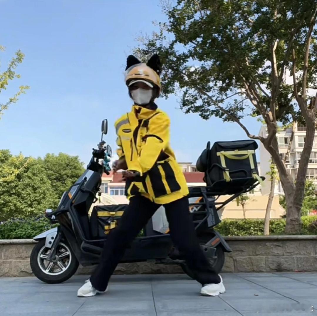 #外卖小哥的真实身份藏不住了# 现在送外卖门槛这么高了吗 ​​​