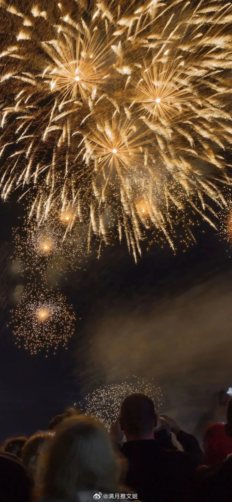 只是一想到你，世界在明亮的光晕里倒退，一些我们以为永恒的，包括时间都不堪一击。—