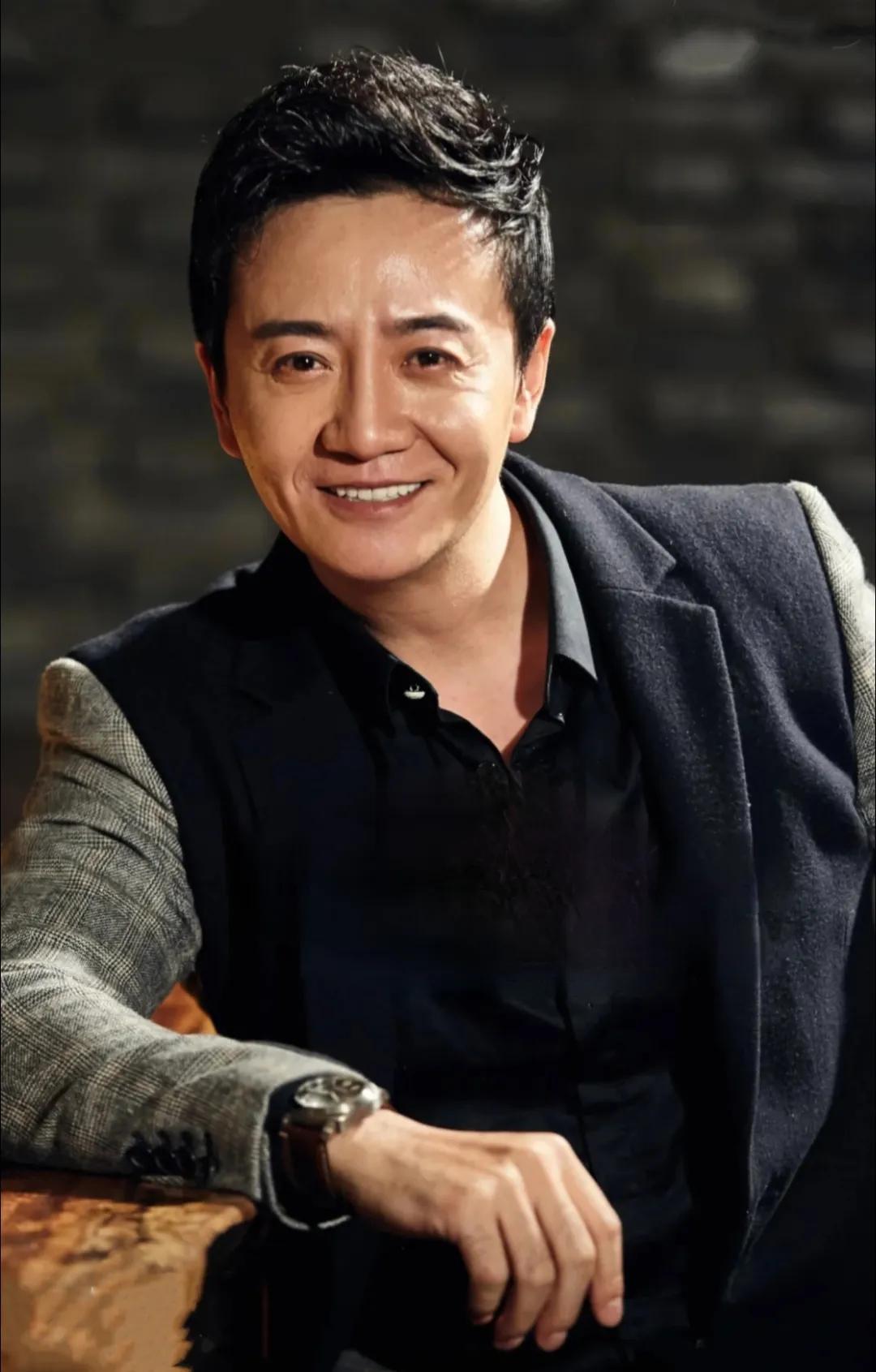 他叫张一龙，和闫学晶演过一部电视剧《 豆腐西施杨七巧  》，还有《继父回家》，演