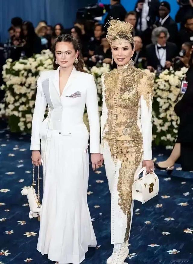 当时间的指针悄然滑过，一场奢华又闪耀的生日派对在聚光灯下拉开帷幕——邓文迪的大女