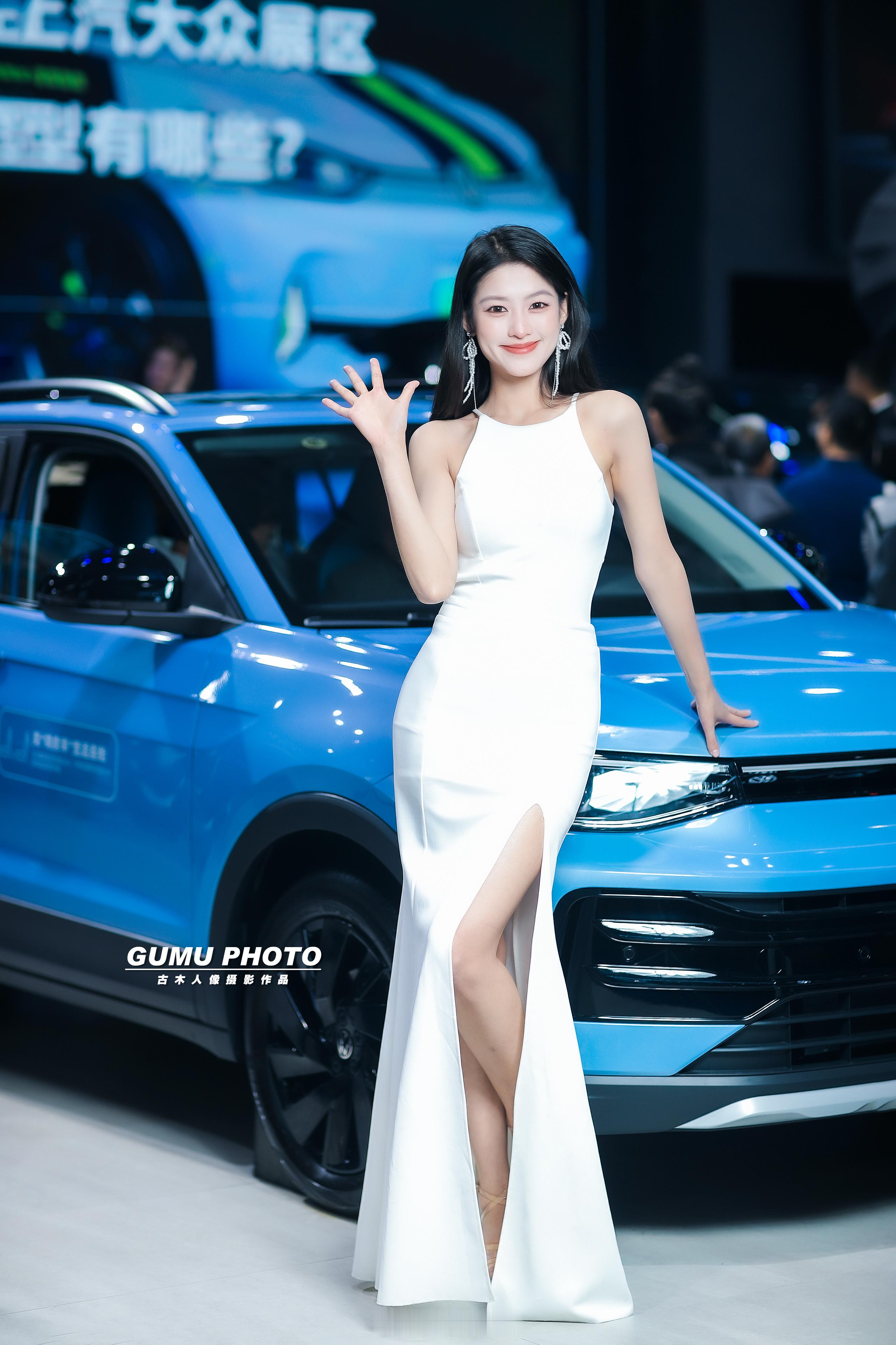 2025贵阳汽车文化节上汽大众展台模特小姐姐。2025贵阳汽车文化节第十五届贵阳