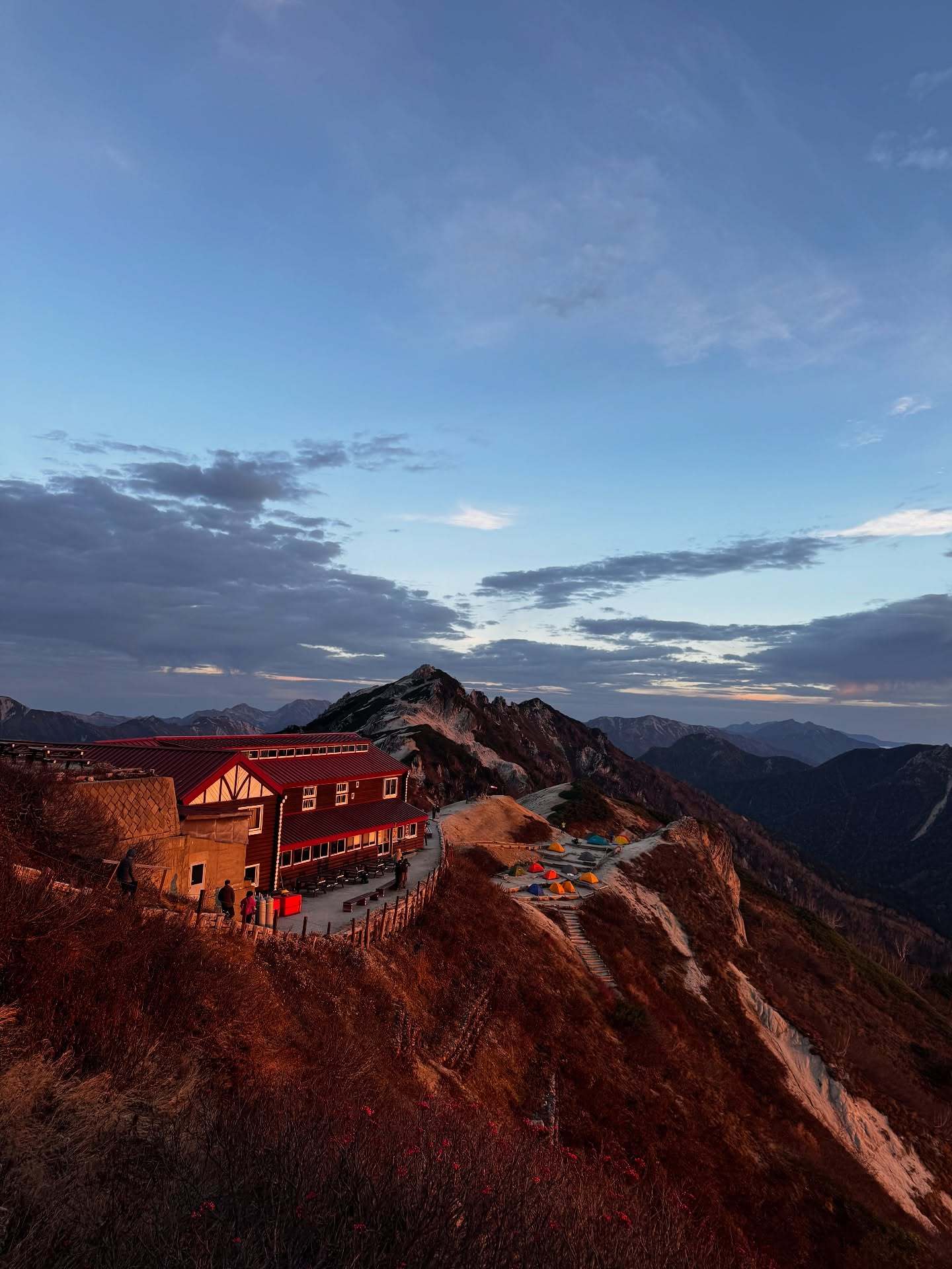 渡辺梨加「山の上でケーキ食べられるなんて素敵すぎる！🏔️☕️🐻‍❄️⭐︎燕岳