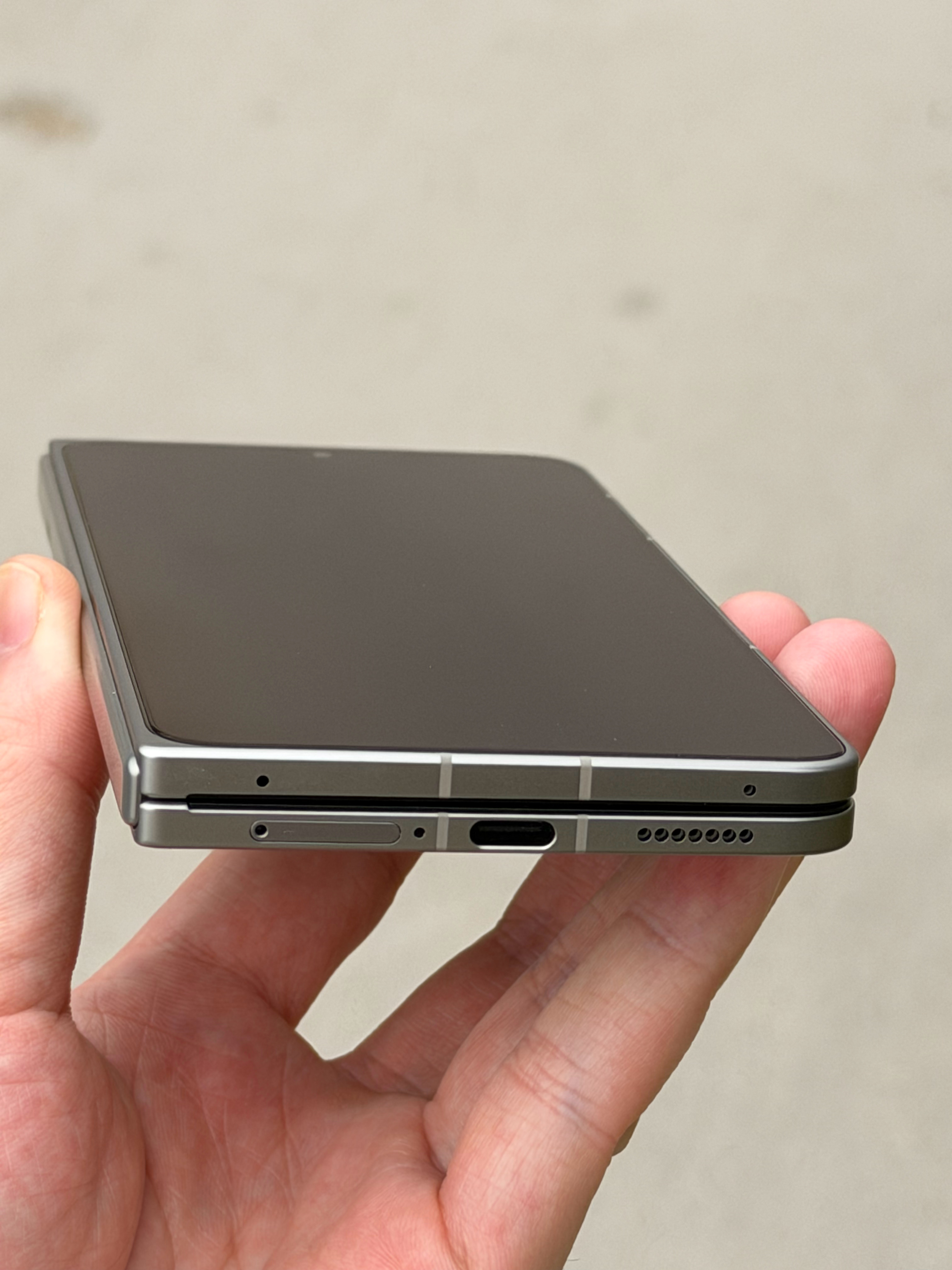 感受一下大哥家的 oppo find n6 钢化膜 薄如蝉翼 还十分通透 毕竟有