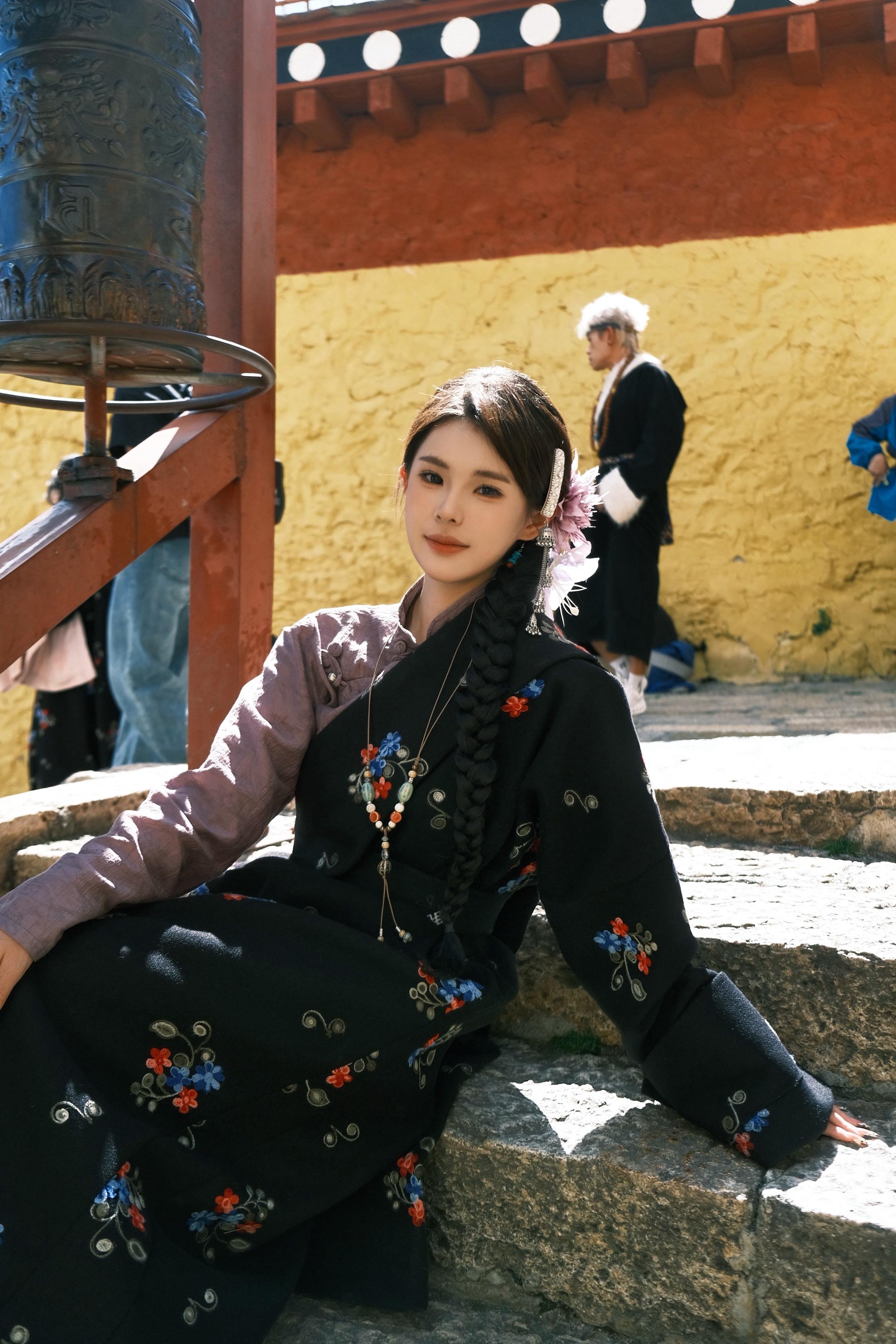 宝石是赝品 你的眼眸才是真迹。