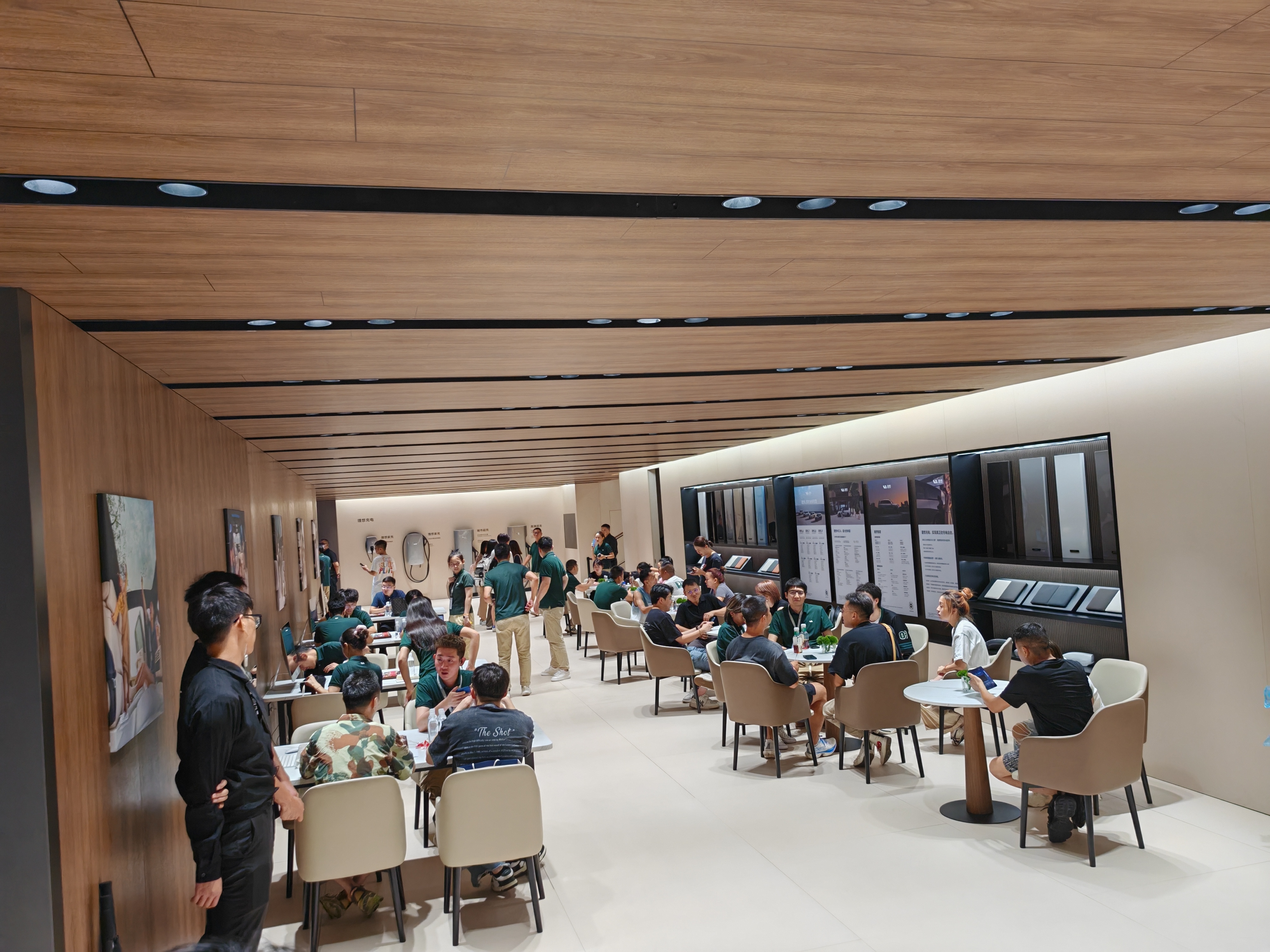 下午又路过理想展台发现MEGA来到了C位确实听劝……[二哈][二哈][二哈]另外