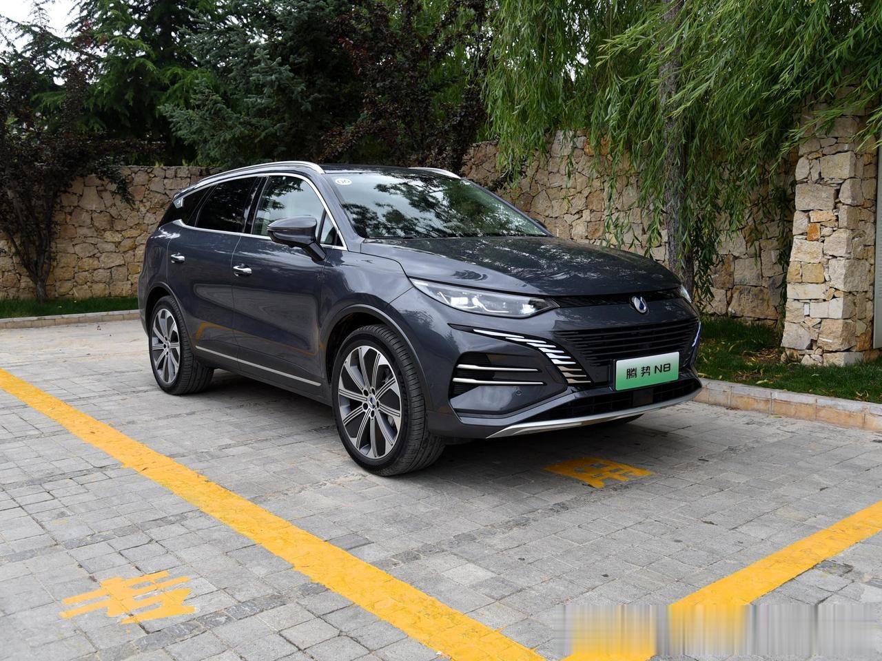 腾势N8实拍，相信很多人对这款车非常熟悉了，他就是拉皮的比亚迪唐。甚至很多地方的