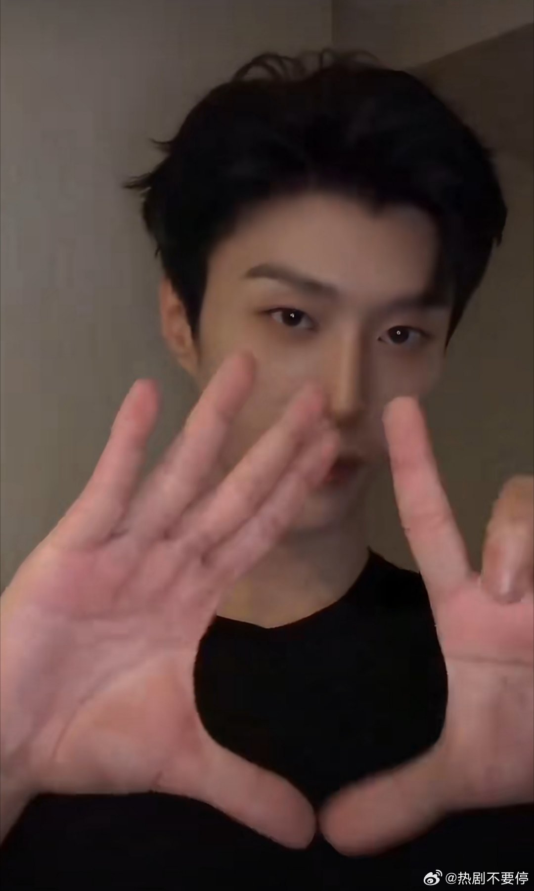 哈哈哈哈哈哈哈哈一个不聪明的帅哥但确实这个58的手势还挺有设计感的，不知道是广告