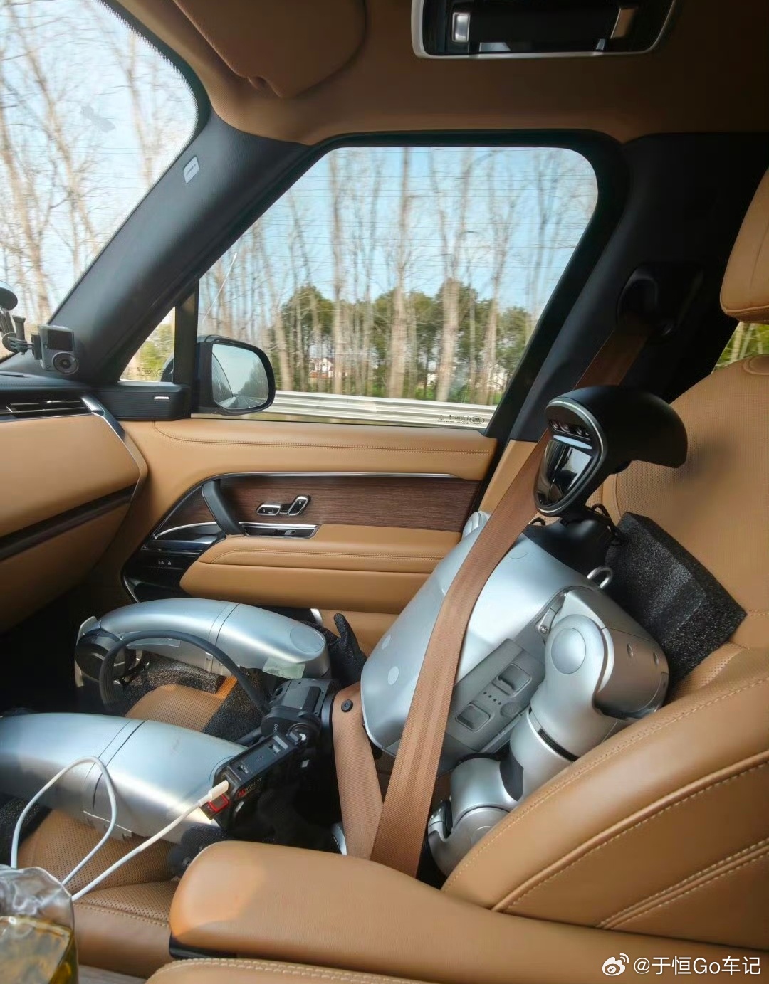 以后带保镖出门就是这样了！ 