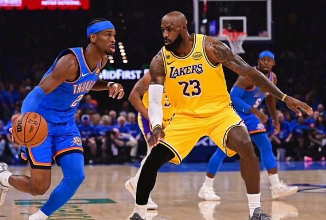 NBA西部半决赛，湖人对阵雷霆的比赛中，出现了奇葩的一幕。
比赛进行到第二节，湖