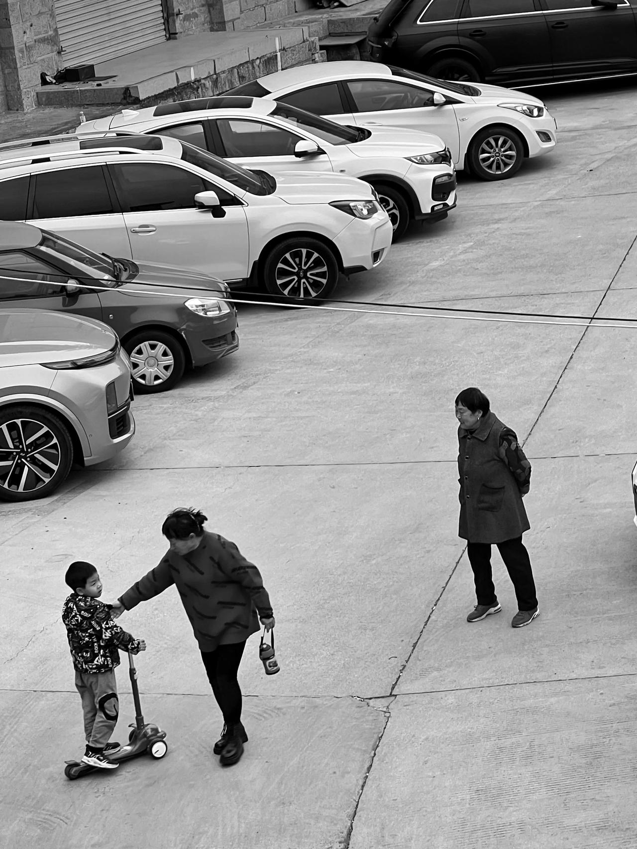 街拍厦门。2025年（白鹿路）

摄影人选择了人文纪实摄影，也就记录了生活，反映