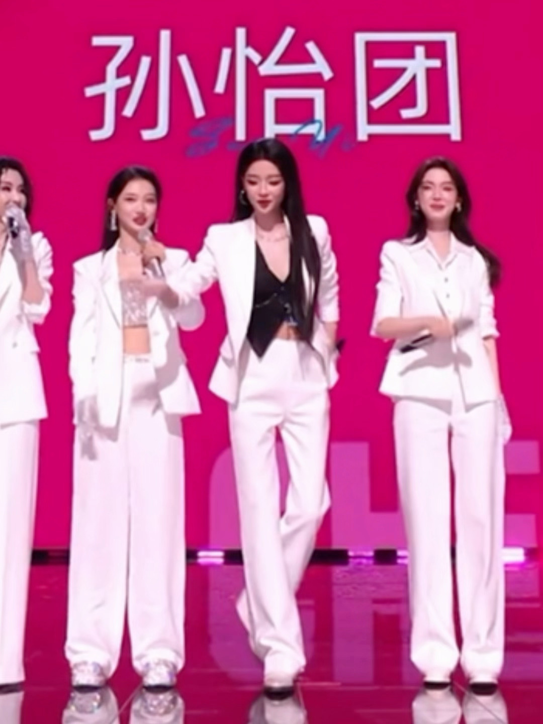 台柱子好长的腿好优雅哦 