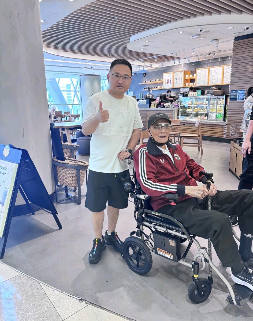 90岁谢贤现身香港太平山顶一间咖啡店休息被偶遇，他坐在轮椅上，由保姆推着移动，虽
