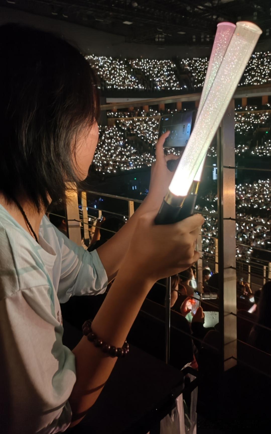演唱会上的荧光棒成本大概30000块钱

天呐，
这个世界上
有太多我们认知以外