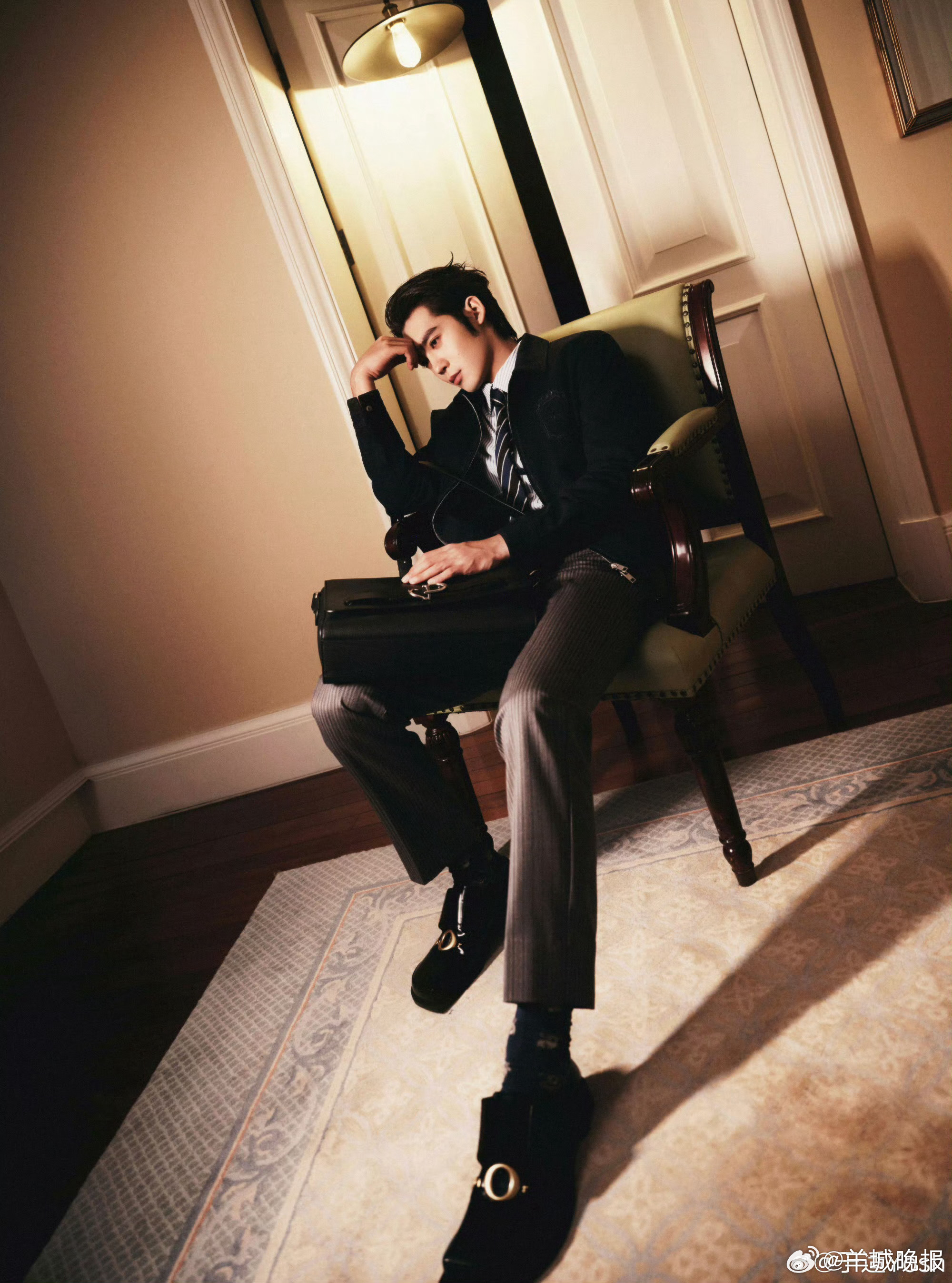 #于适高智精英感# 4月14日，分享了六宫格照片，深色夹克勾勒出利落绅士轮廓，眼