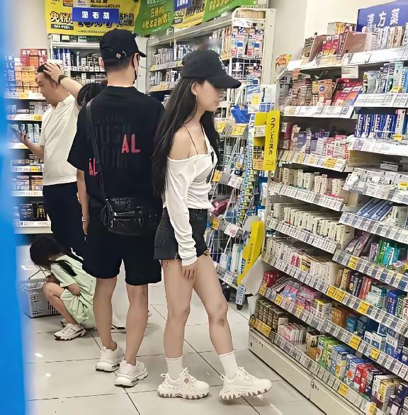 森林北有个硬伤，就是腿太短。本身个子也不高，身材比例还不好。五五分的身材，看着太