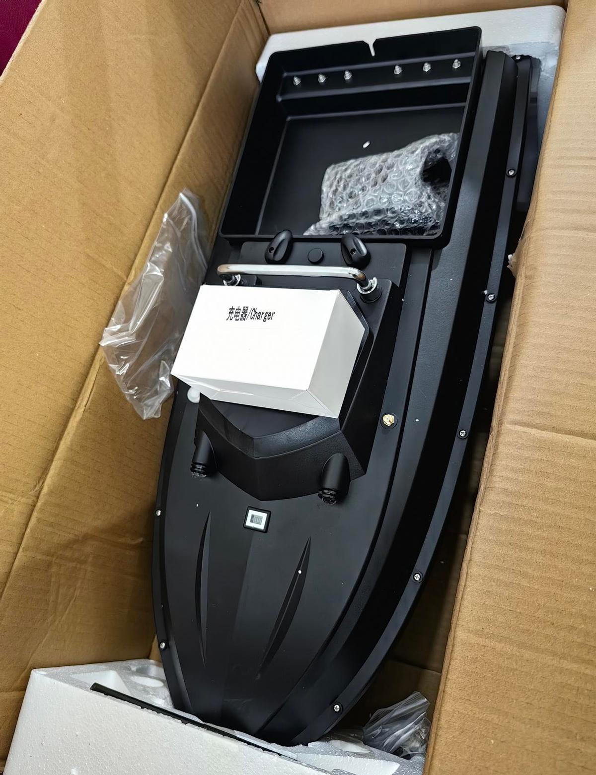 他月薪三千，房贷没还完，孩子补习费还欠着，却掏钱买了条千元钓鱼船。
不是疯了，是