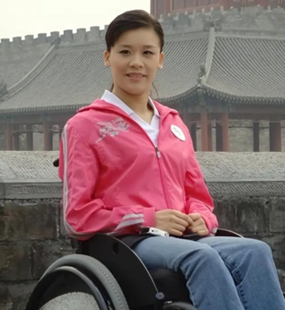 高位截瘫，胸部以下全没知觉，一个连大小便都无法自理的女人，不仅嫁了千万富豪，生了