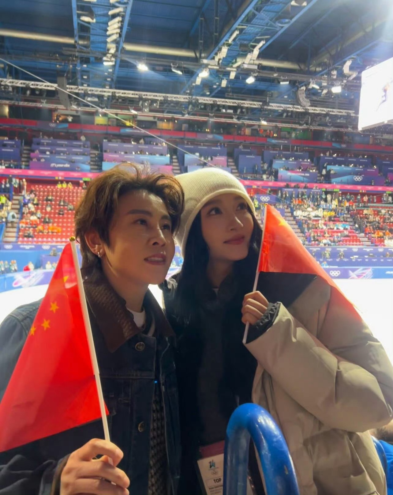 王濛和关晓彤合照一起为中国队加油