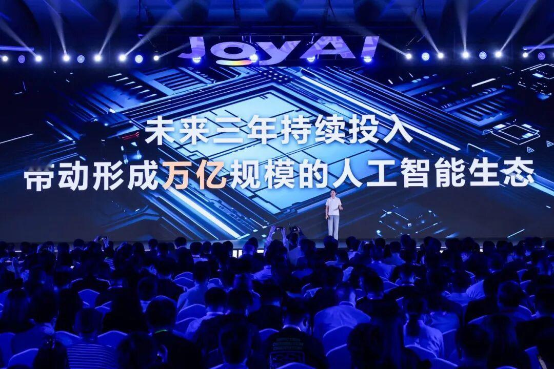 深夜下单一盒牛奶，次日一早由一套跨厂商机器人接力完成拣选、运输、配送，全程无人干