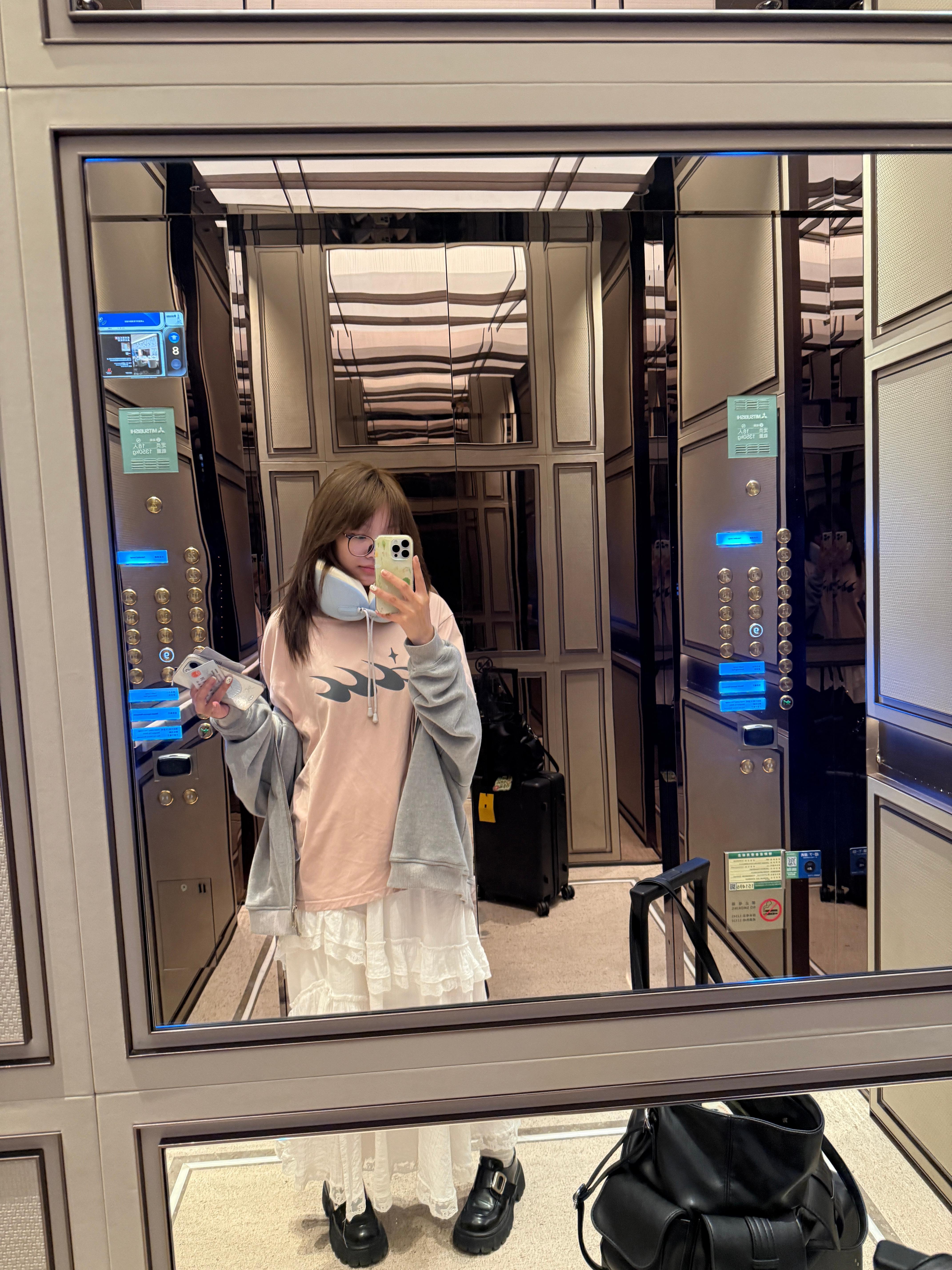 每次穿这种宽松衣服心情都很好…难不成我其实是感官过载