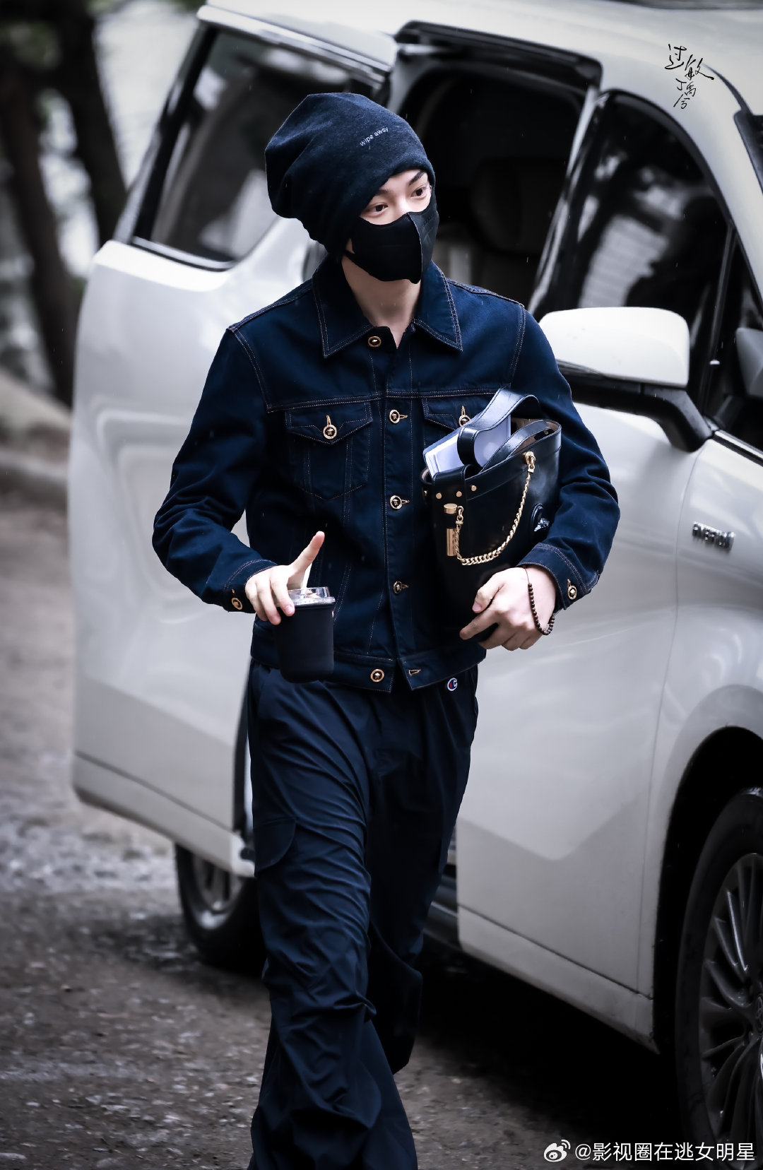 丁禹兮对粉丝挑眉丁禹兮冷帽牛仔上班 今天是非常公务的一款丁禹兮，黑色冷帽+牛仔上