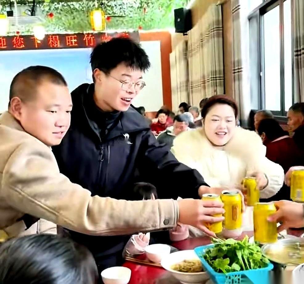 最骚的操作来了。
农村四哥家摆了那么大一桌团年饭，结果，他自己的镜头是关着的。