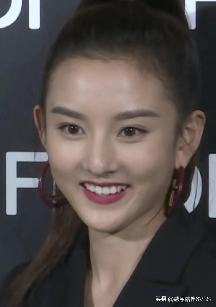 乖乖，宋祖儿这一身真是绝了！高扎马尾配大圆圈耳环，把额头和脖子都亮出来了，又美又