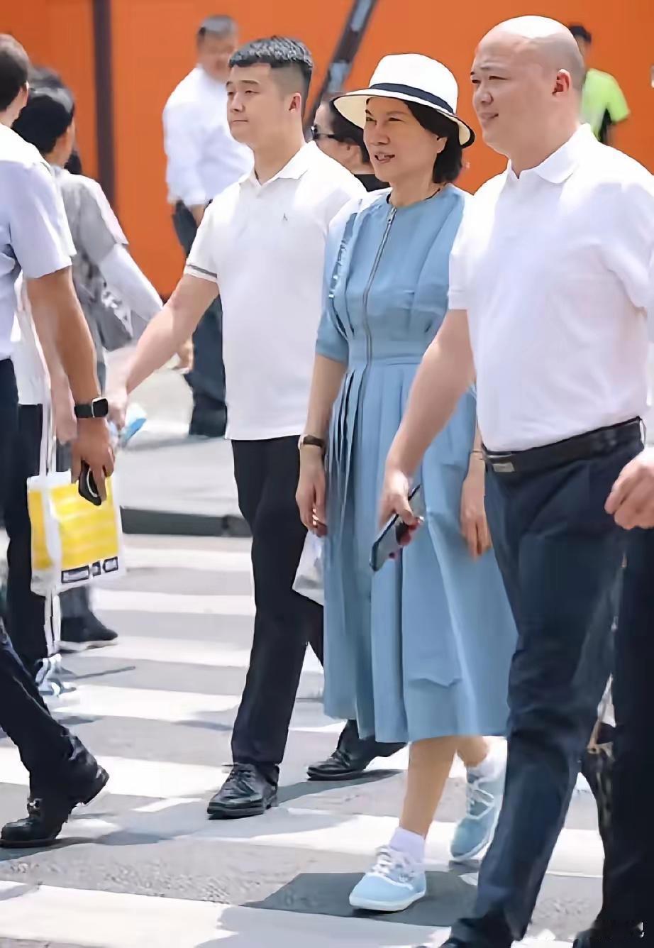 不得不说，有钱就是好啊董明珠现身成都太古里，虽然她已经72岁了，但看上去却一点不