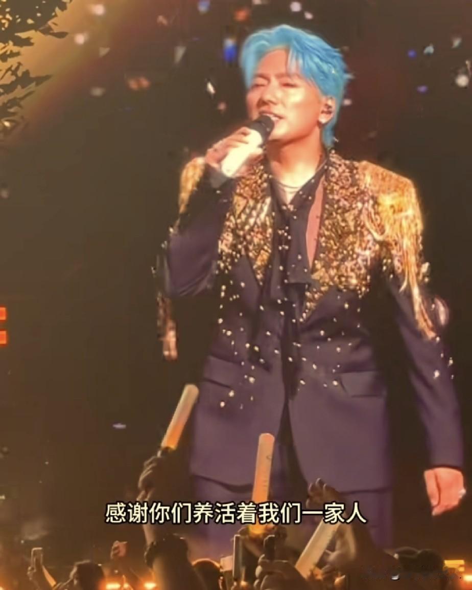 歌手海来阿木，自己都没想到，

他在演唱会结束时的一个举动，

让他口碑暴涨，他