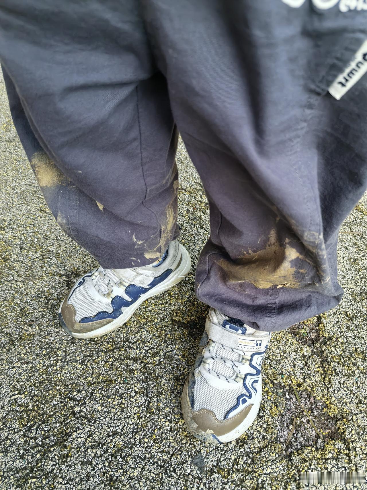 不知道的，
以为你是去哪里插秧回来。
知道的，
才懂得你有多调皮。
去公园玩，我