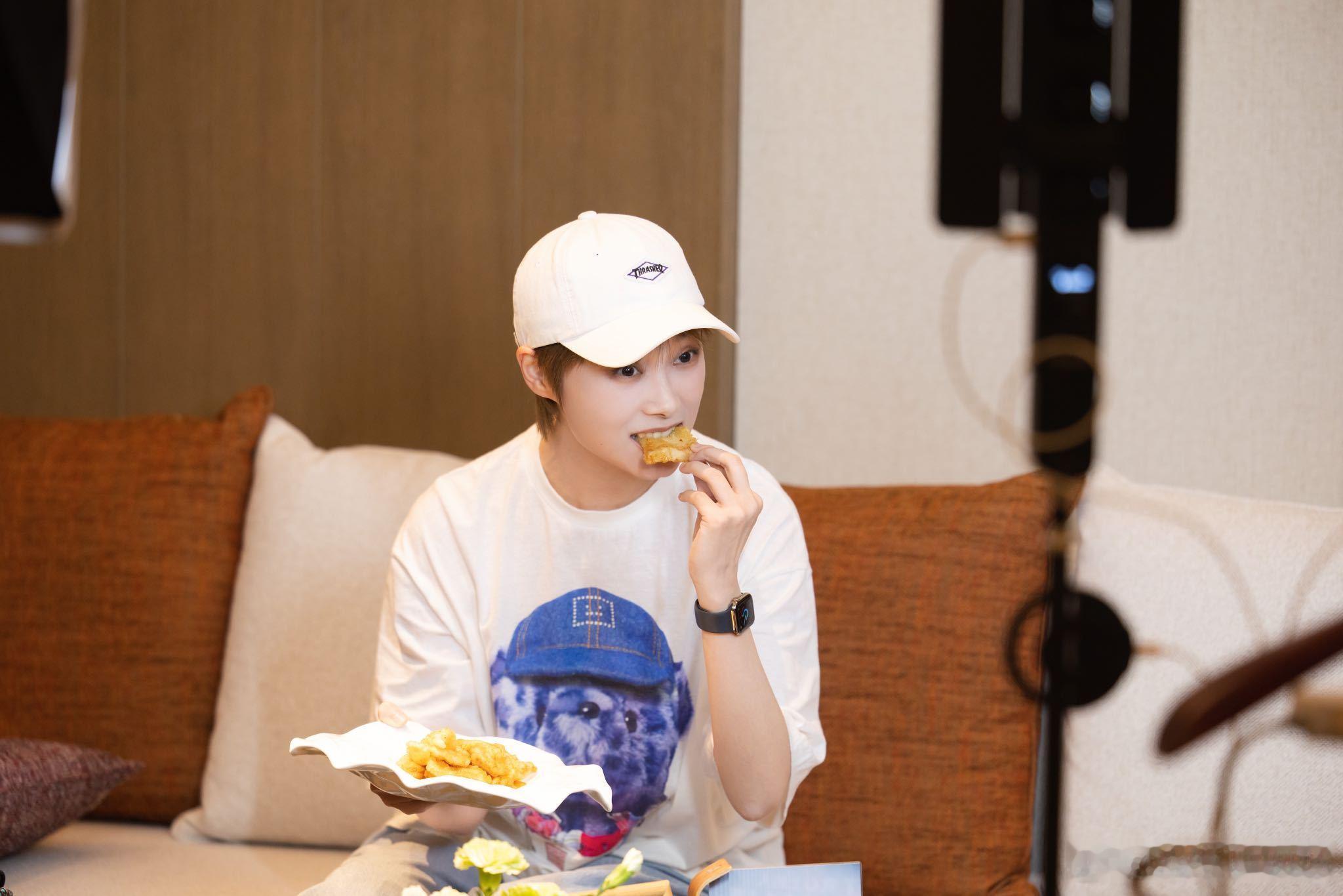 李宇春第一次非正式个人直播 昨日原计划在长春举办的线下音乐活动因极端天气被迫取消