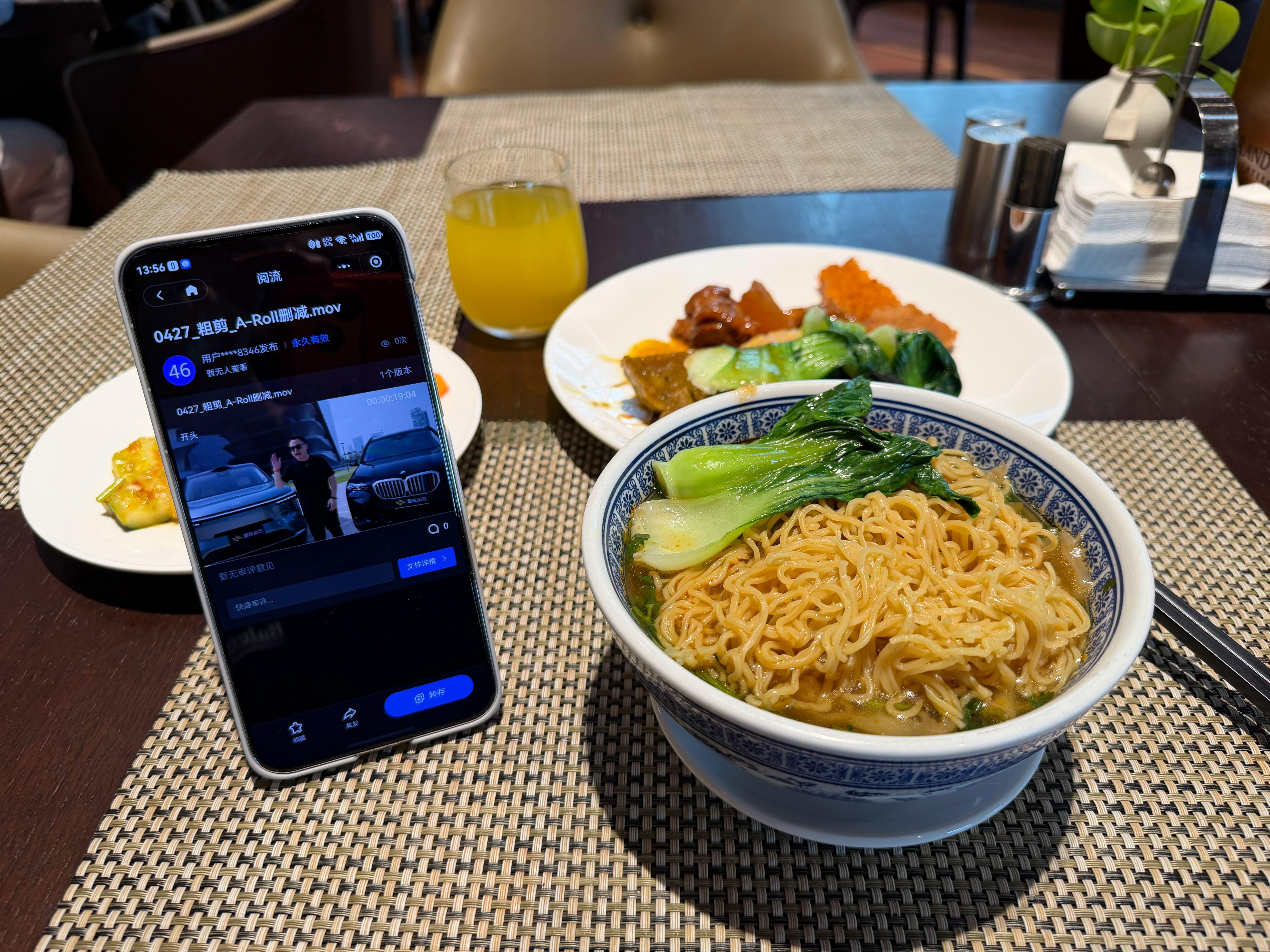 一边吃饭，一边审稿好忙 