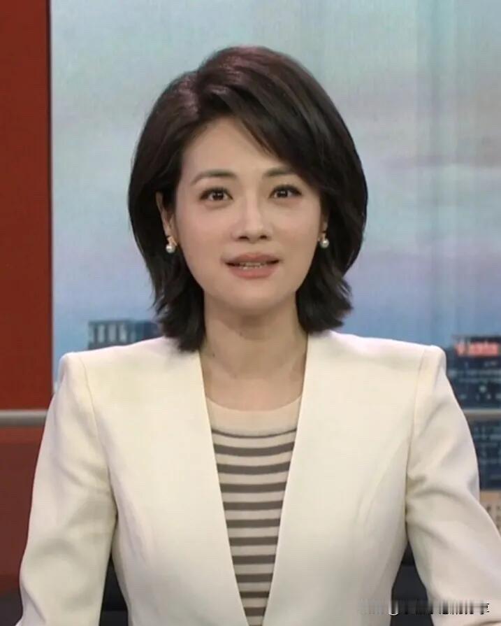 1980年出生的主持人董丽萍长得好大气，她美丽大方、口才好，她主持《今日环球》真