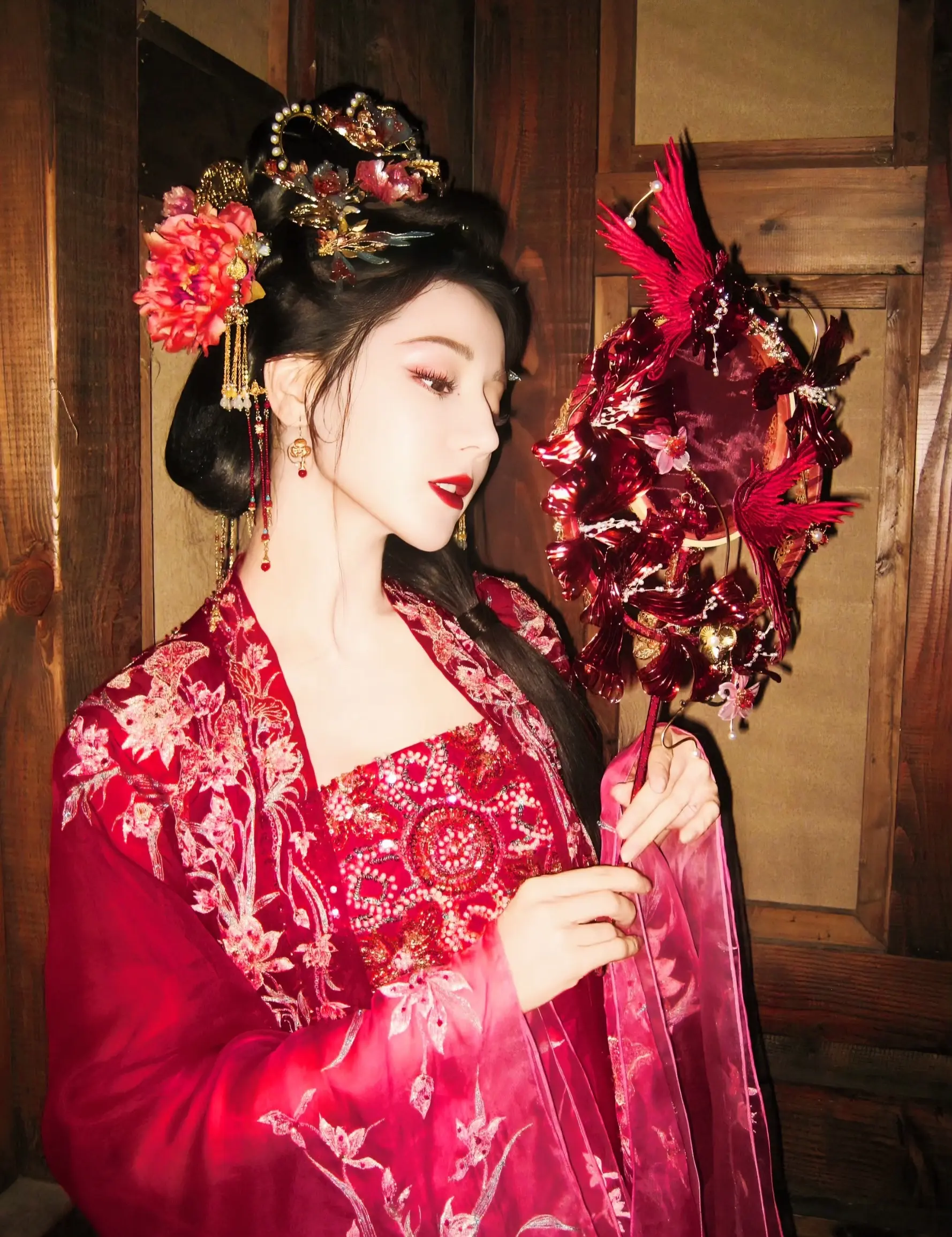 本是人间惊鸿客，一袭红妆入画来