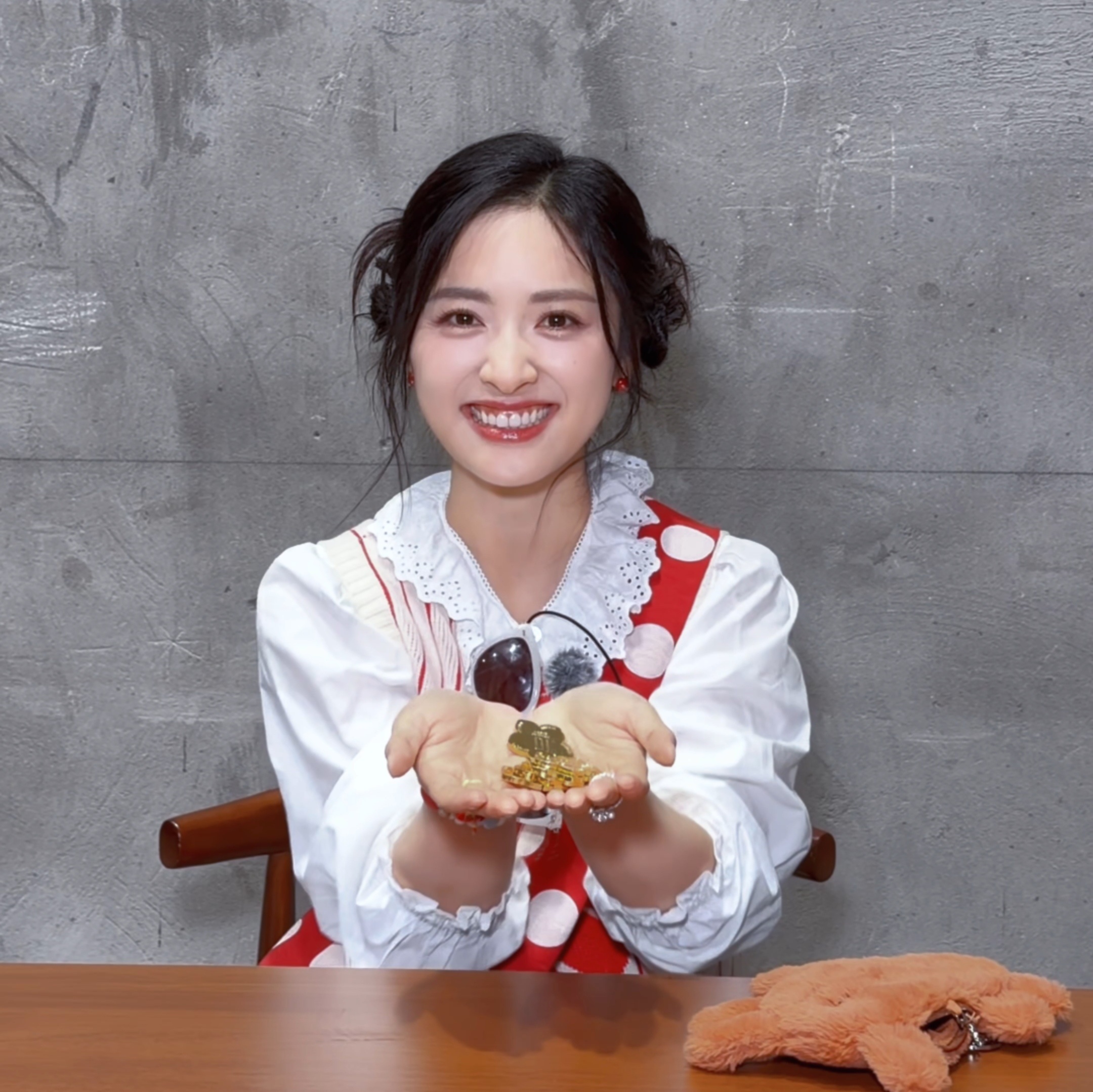 沈月来桃花坞撒桃花币 沈月来桃花坞撒桃花币了，两手一摊太可爱了，开开心心捧起金灿