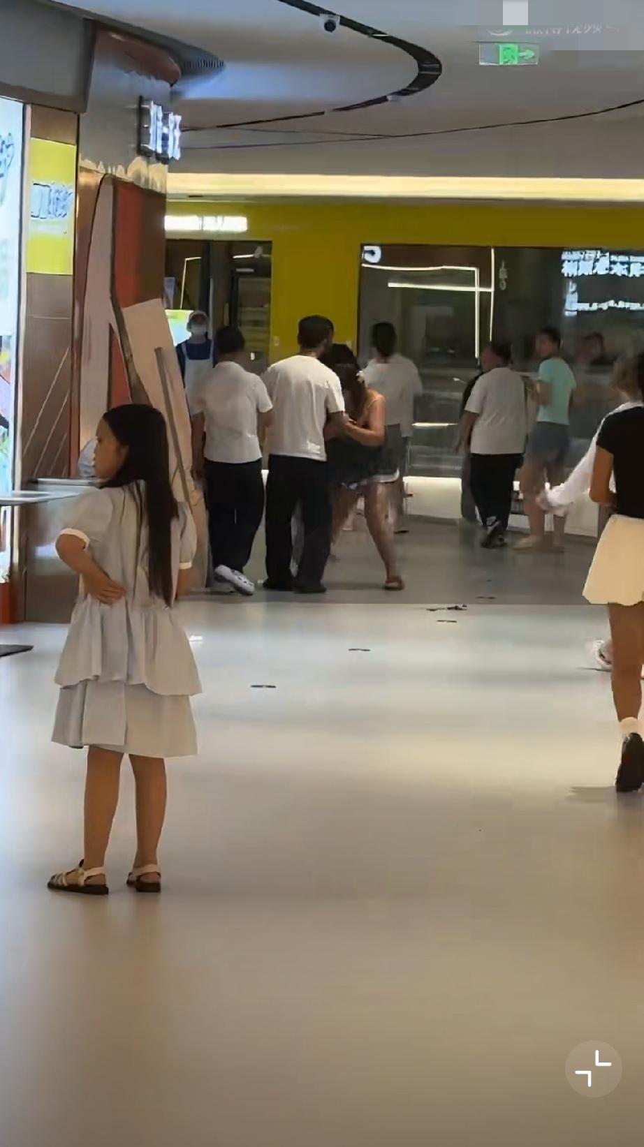 网友：长沙万达，宠物狗居然带进商场，还不拴绳子。。。带狗去超市  宠物狗带绳遛狗