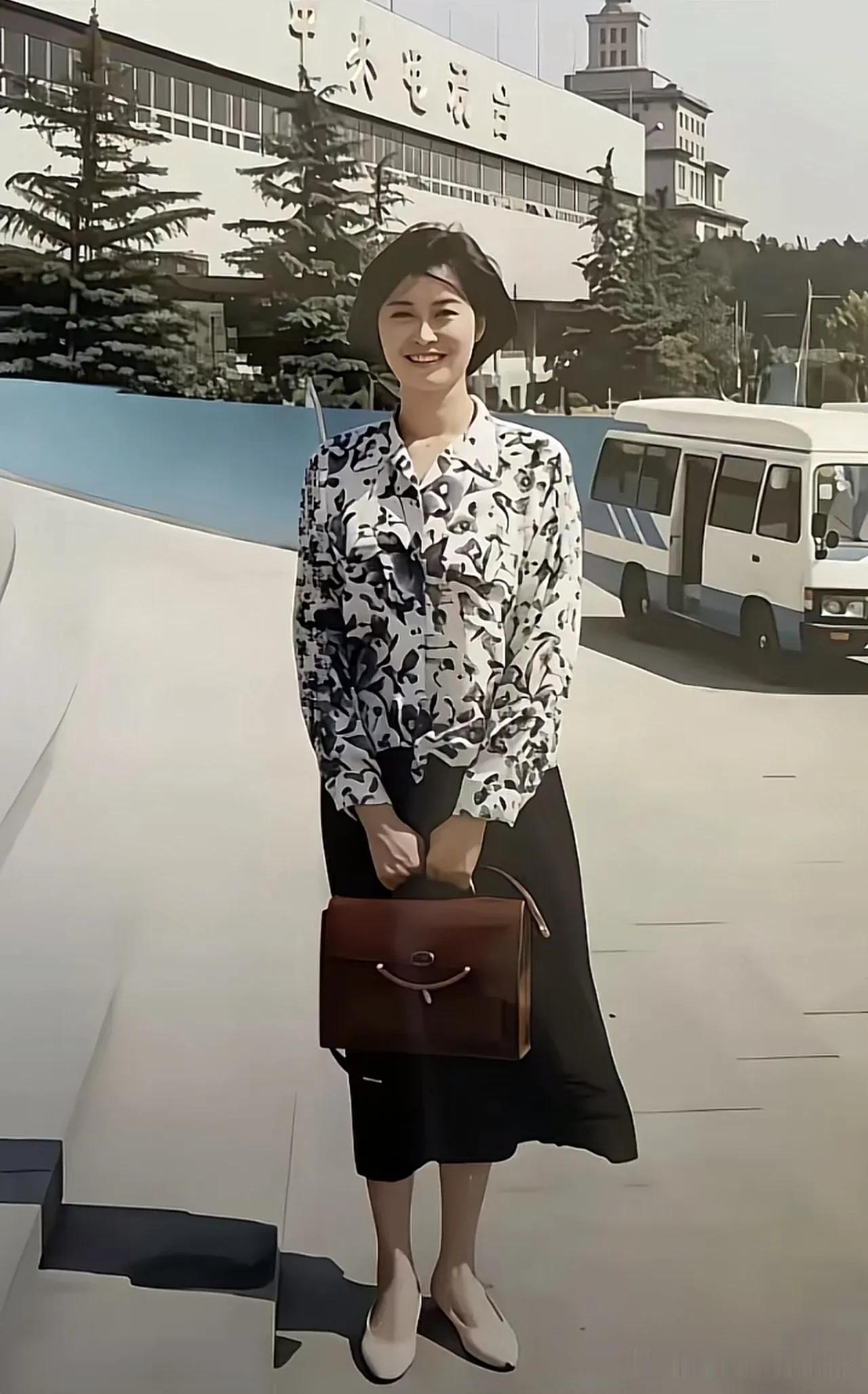 这个女生是谁？估计99%的人都认识她！当年她太出名了，央视主持人，家喻户晓。
 
