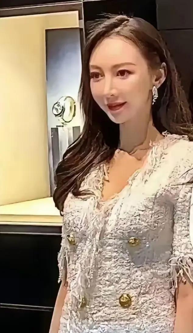 叶珂这身材前后对比，
变化实在是大啊,
好想知道她是怎么保养的？
她直播的时候怎