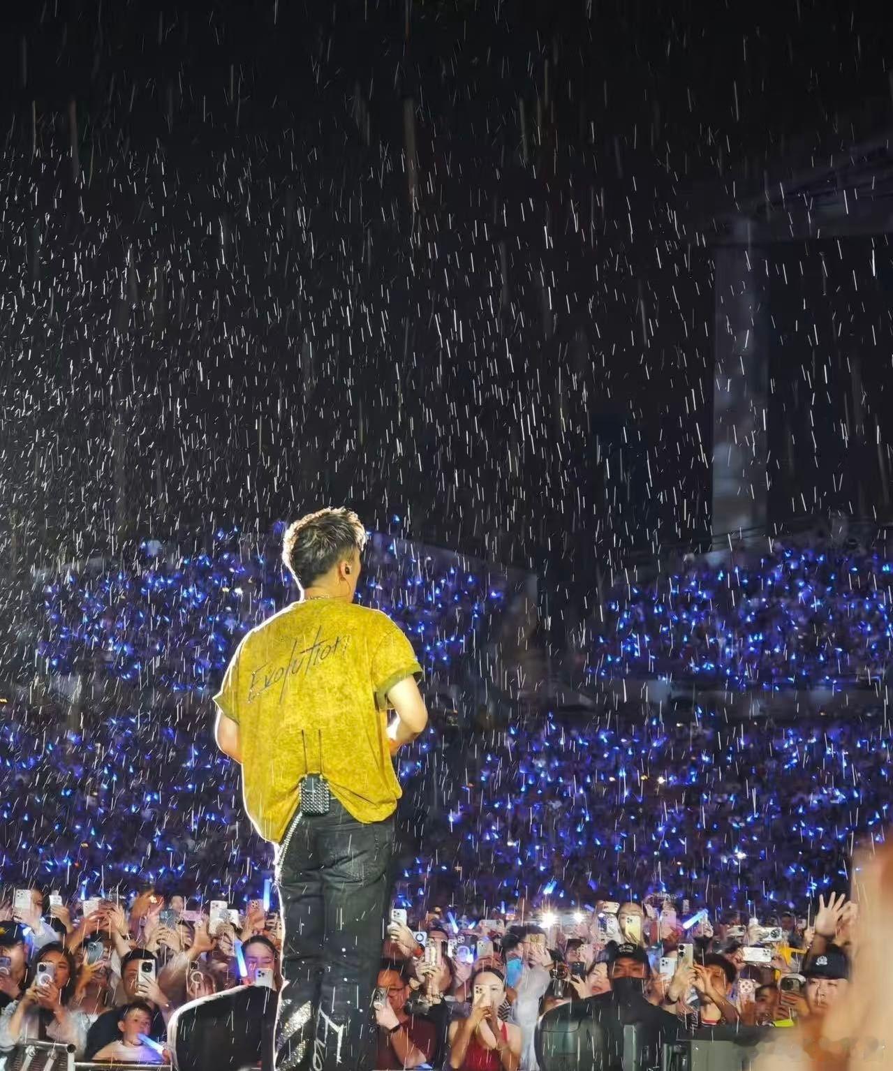 谢停风谢停雨收拾收拾准备上班 武汉的大雨在谢霆锋演唱会前也得放晴，不愧是曾经喊话