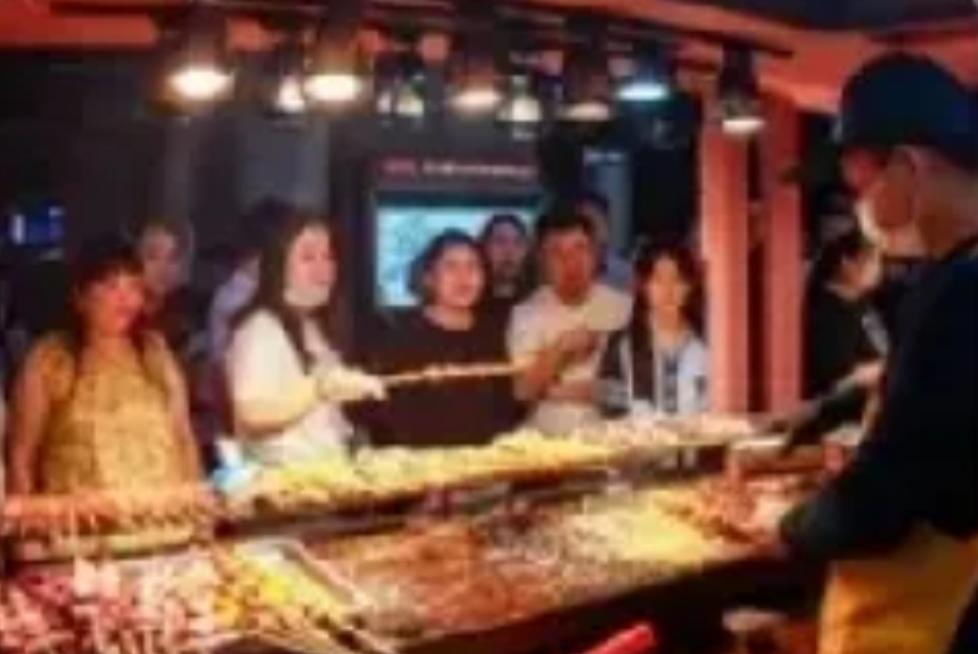 沈阳凌晨一点的夜市，18个壮汉吃了180串炸串、喝光5瓶白酒，结完账转身就走，静