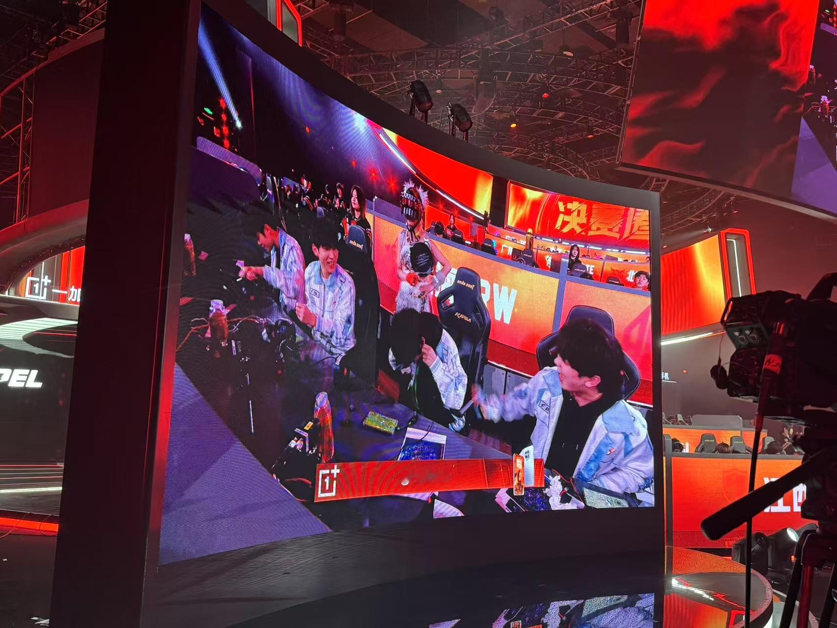 WBG目前以138分领跑积分榜。下半场比拼一触即发，WBG能否继续乘胜追击，将优