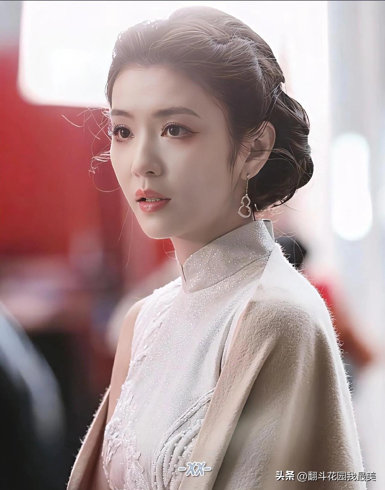 我闺蜜跟我说的，

她亲眼⻅过李云霄，

她还说了句大实话，说李云霄根本不是