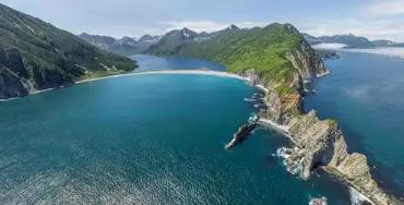 普京首登争议择捉岛，俄日八十年领土死结再难解开！这一记硬核实地行动，直接碾碎俄日