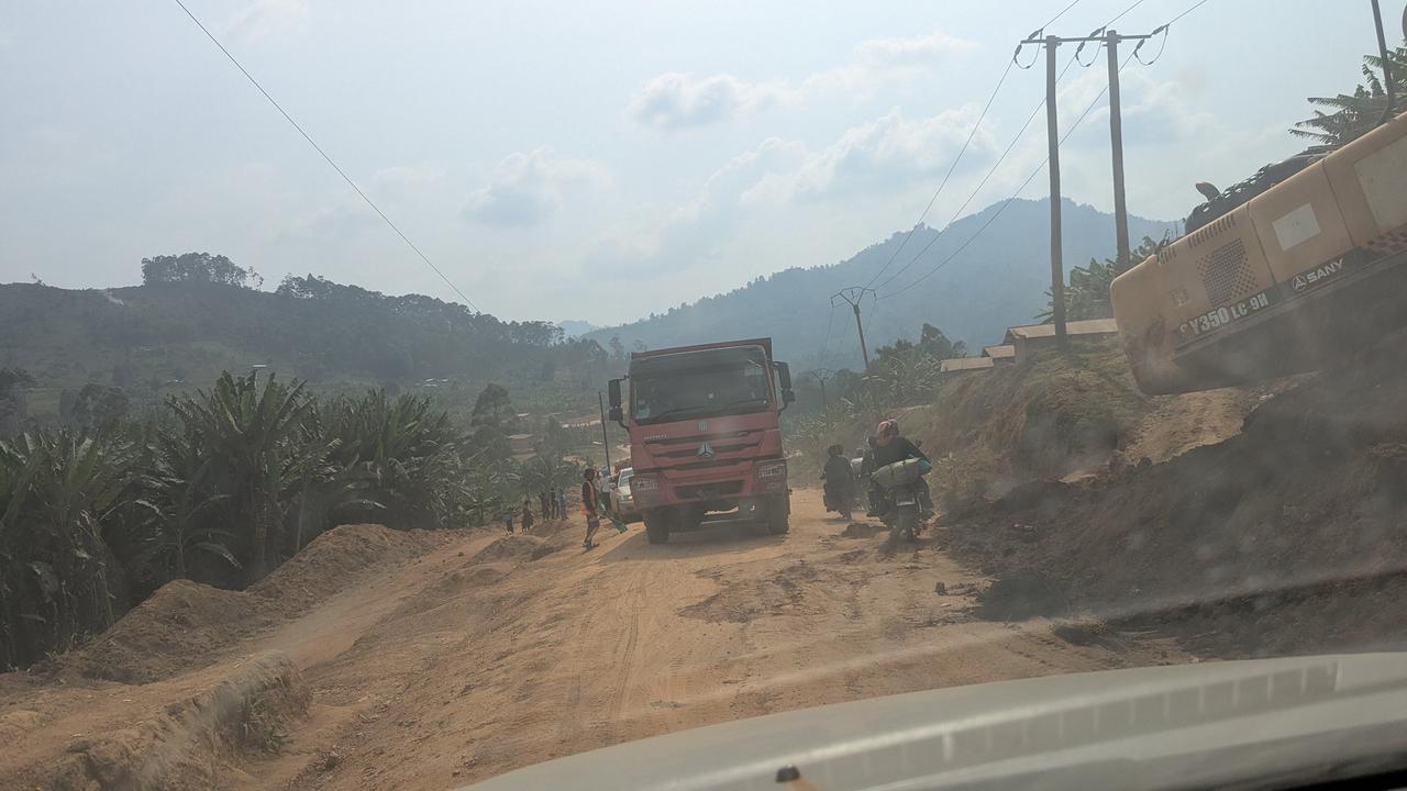 由于DOTT Services公司正在进行道路修复工程，导致重型卡车堵塞，刚果民