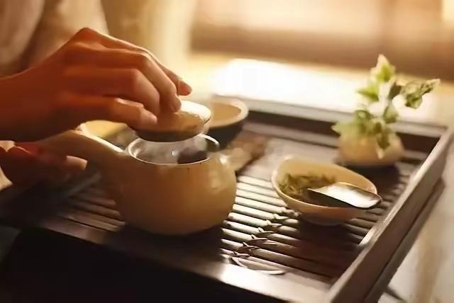 研究发现：每天喝茶的人不容易生4种病！但有6类人不能喝很多人日常习惯泡上一杯茶，