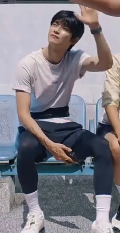 woc郑成灿穿黑丝 