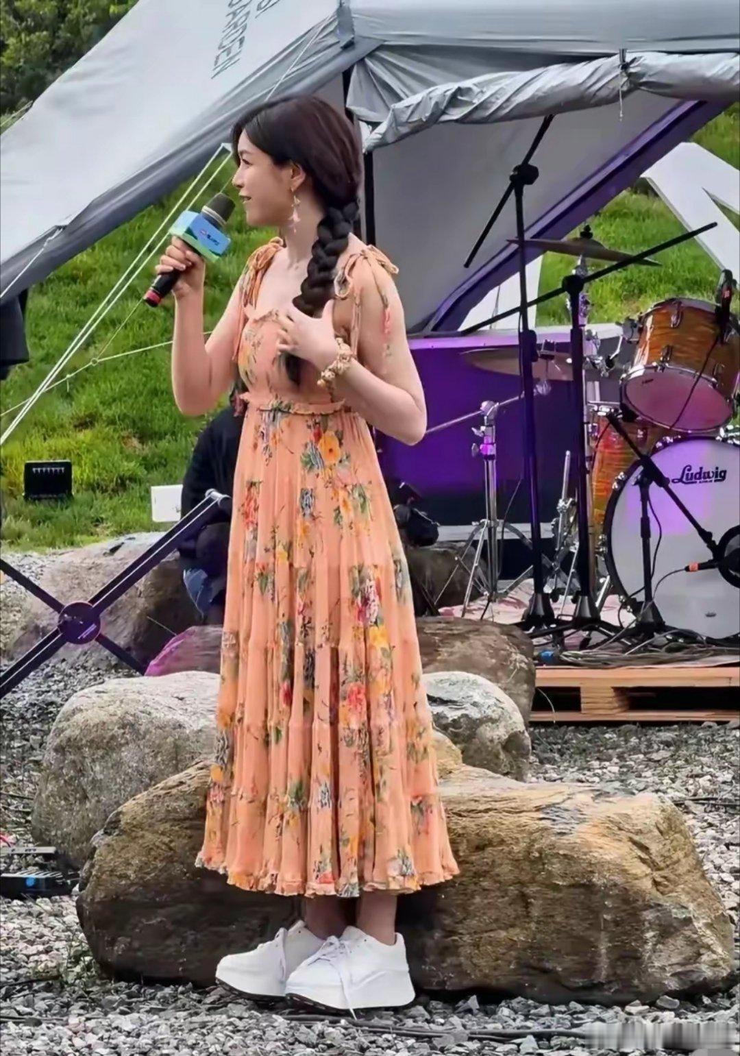 陈妍希云南行160的身高硬是拍成了150，然而鞋子也丑爆了！ ​​​