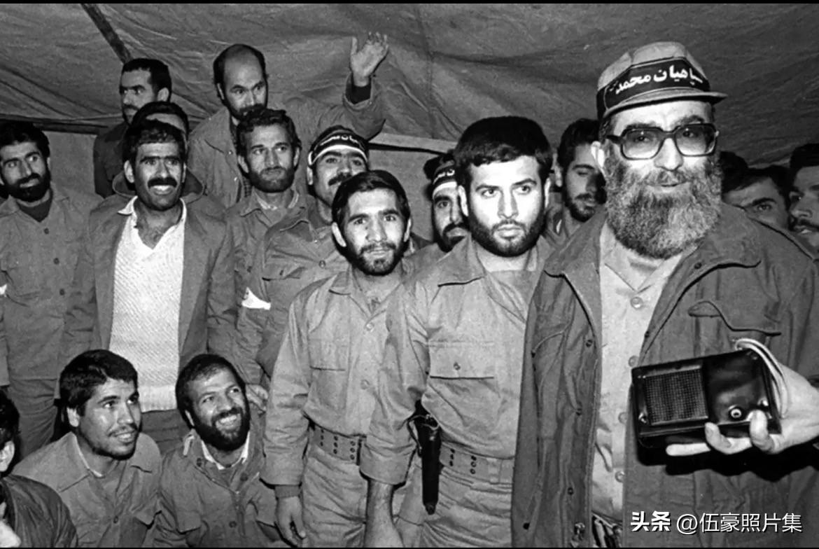 1980年，两伊战争期间，哈梅内伊（最右）视察军队的老照片。两伊战争几乎贯穿了哈