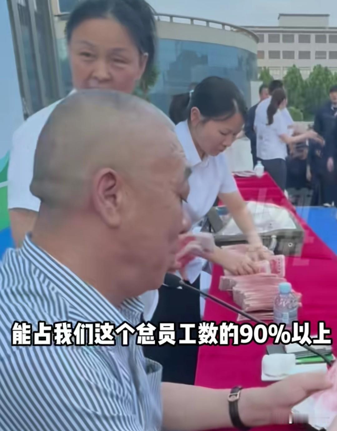 崔老板又给员工发钱了，现在正是农忙之际，工人要回家收割小麦了，崔老板每人发了10